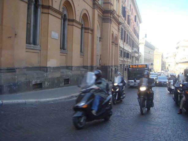 ローマの道路は、オートバイがとにかく多い。道が狭いからしようがないが、２人乗りの小型車も多い。